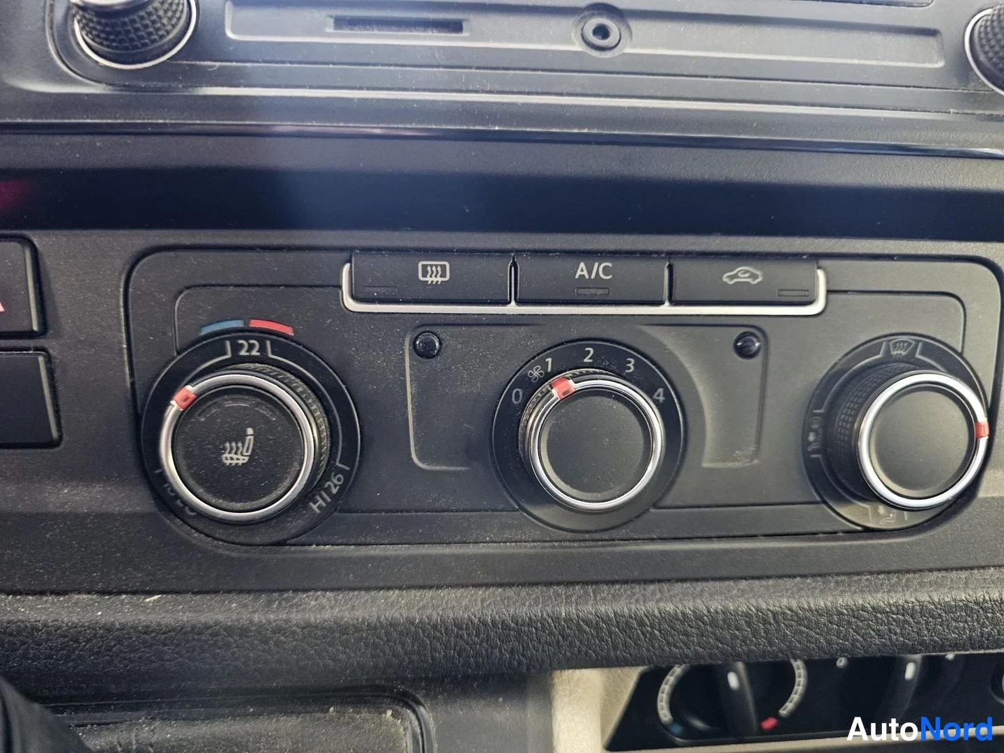 Valkoinen Volkswagen Transporter 2018, yksityiskohta, kuva 19