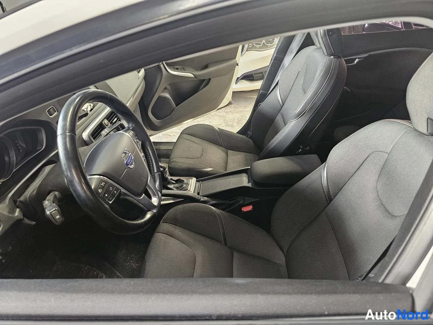 Valkoinen Volvo V40 Cross Country 2014, ohjaamo, kuva 11