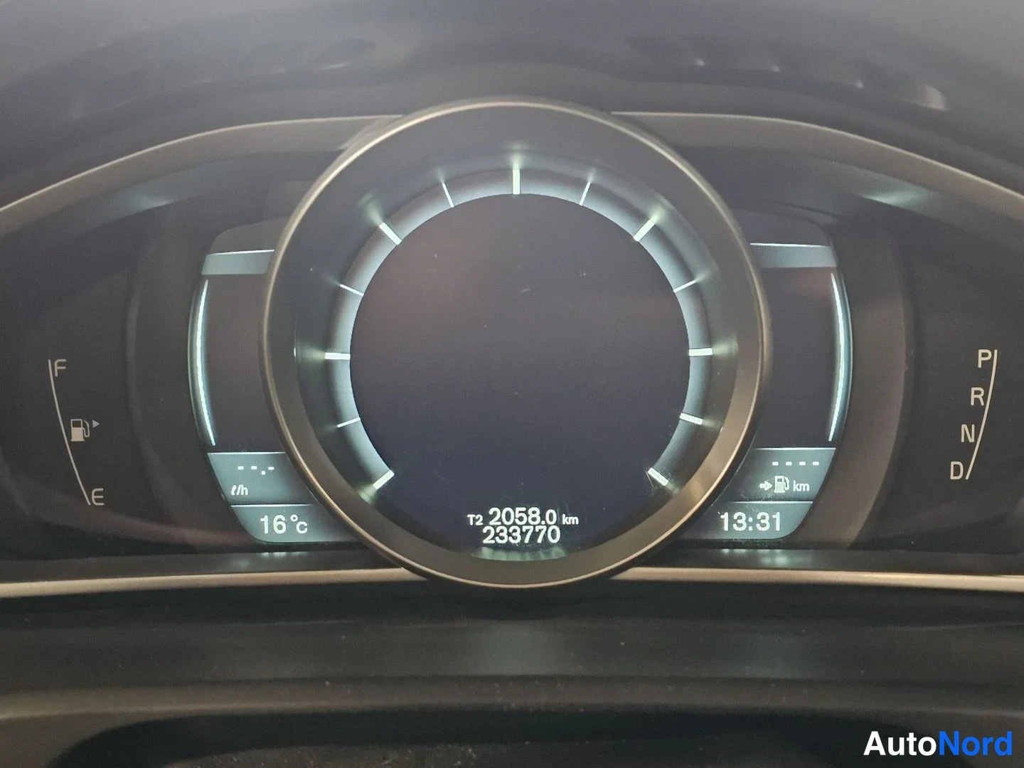 Valkoinen Volvo V40 Cross Country 2014, yksityiskohta, kuva 26
