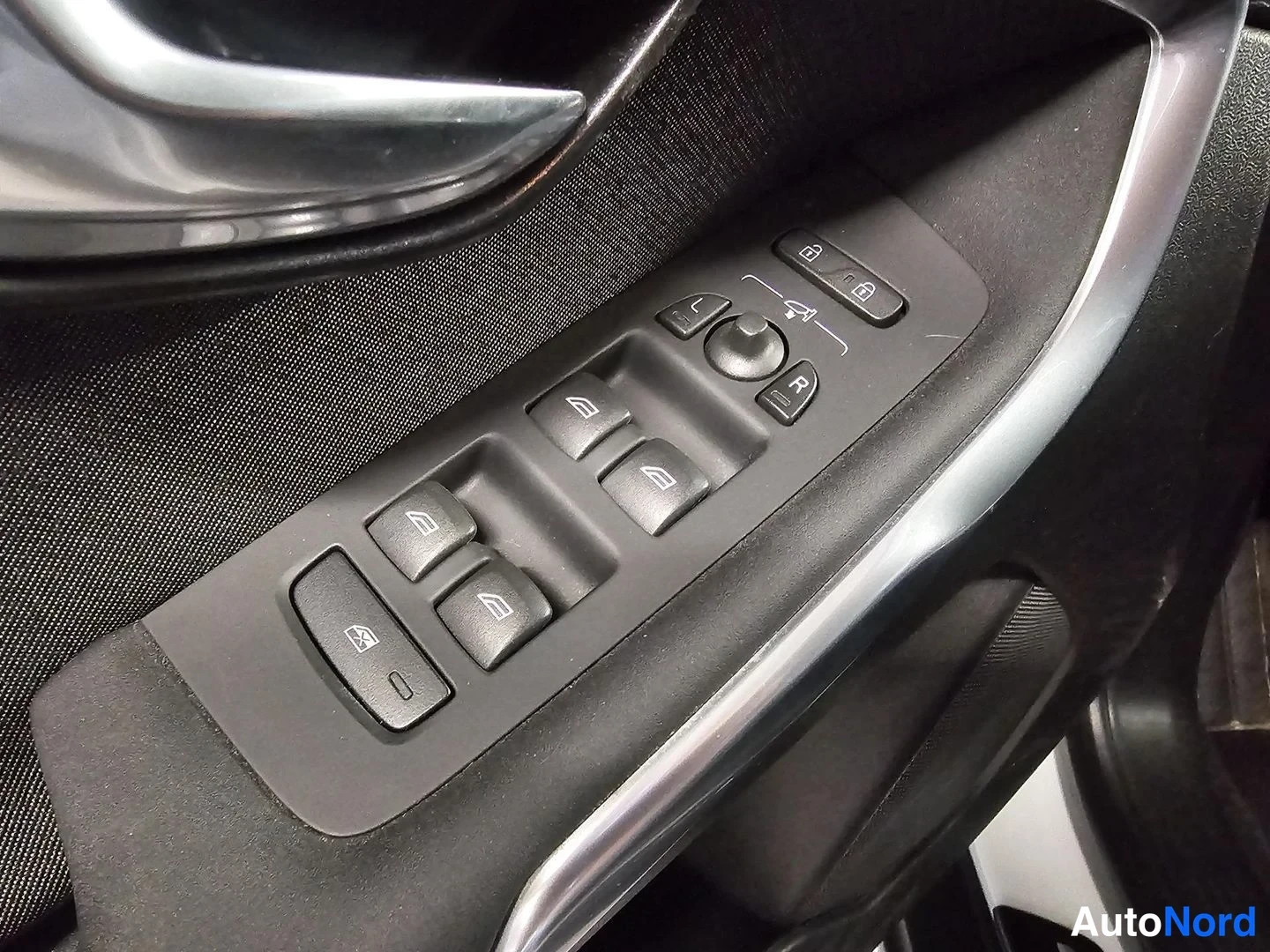 Valkoinen Volvo V40 Cross Country 2014, yksityiskohta, kuva 25