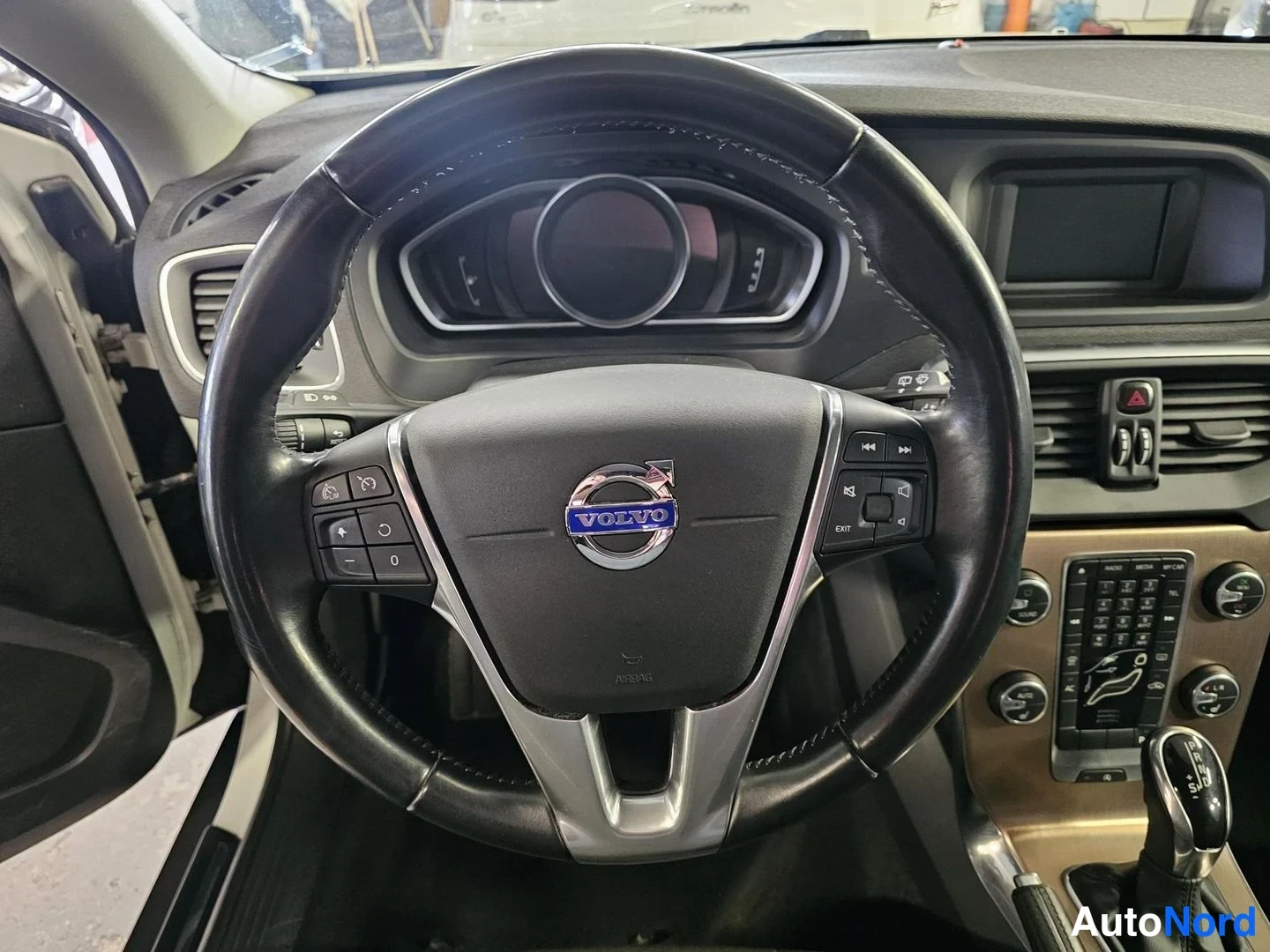 Valkoinen Volvo V40 Cross Country 2014, ohjaamo, kuva 12