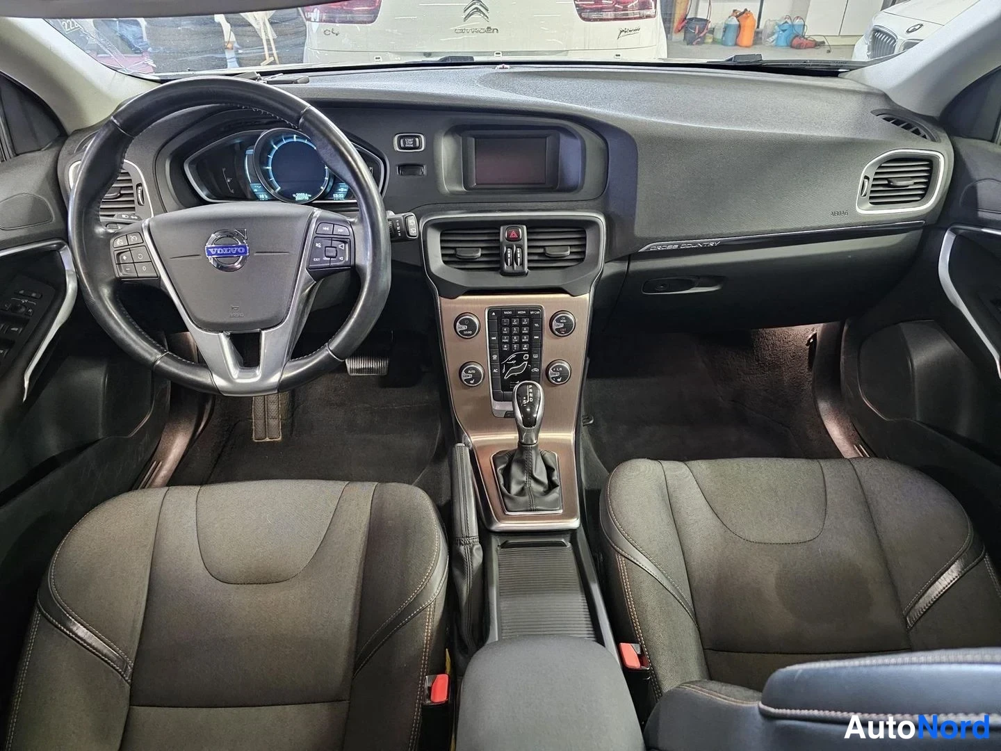 Valkoinen Volvo V40 Cross Country 2014, ohjaamo, kuva 13