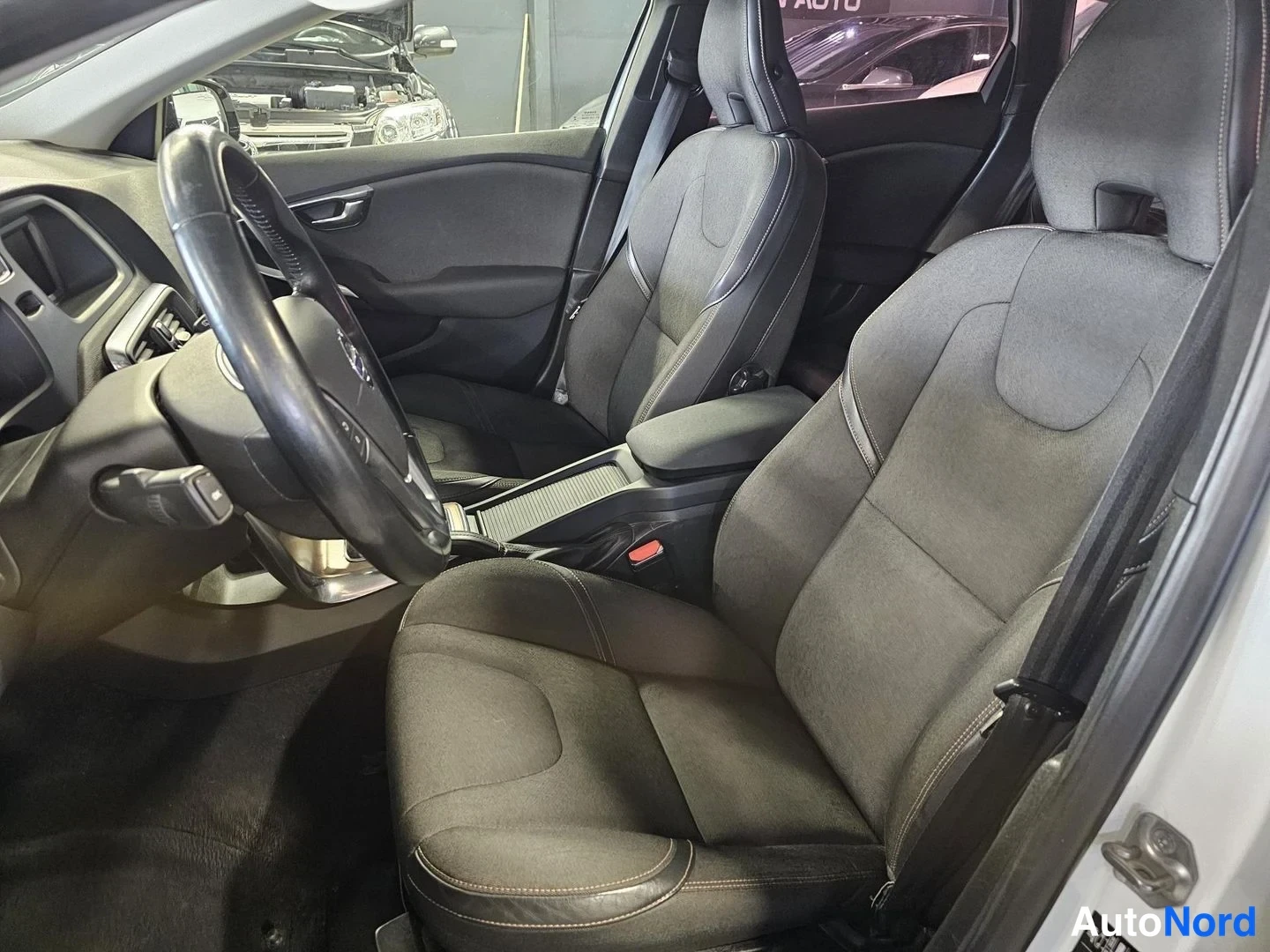 Valkoinen Volvo V40 Cross Country 2014, etuistuimet, kuva 17