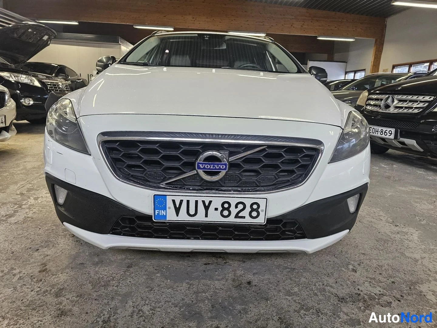 Valkoinen Volvo V40 Cross Country 2014, edestä, kuva 5