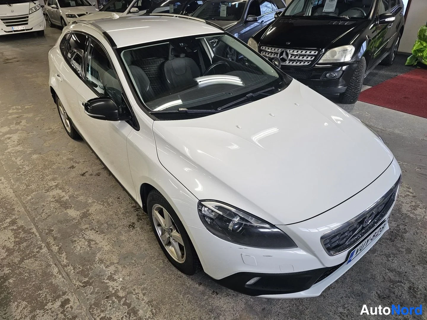 Valkoinen Volvo V40 Cross Country 2014, etuviisto, keula oikealle, kuva 4