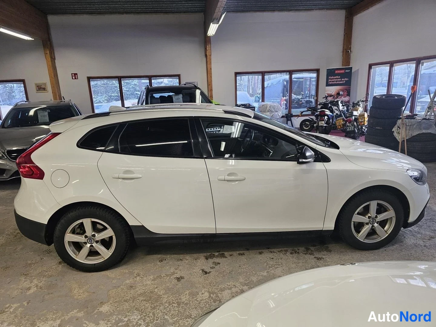 Valkoinen Volvo V40 Cross Country 2014, sivulta, kuva 6