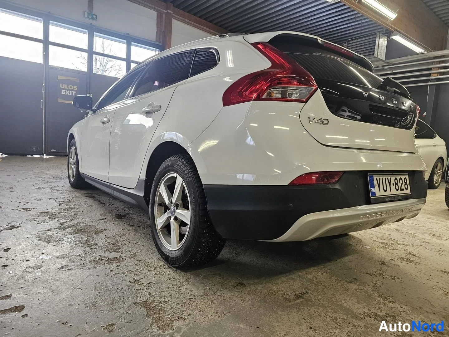 Valkoinen Volvo V40 Cross Country 2014, kuva 32