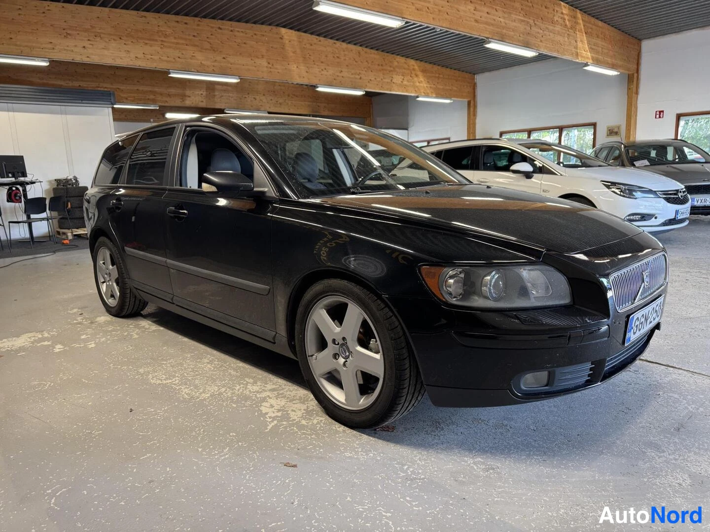 Musta Volvo V50 2005, etuviisto, keula oikealle, kuva 2