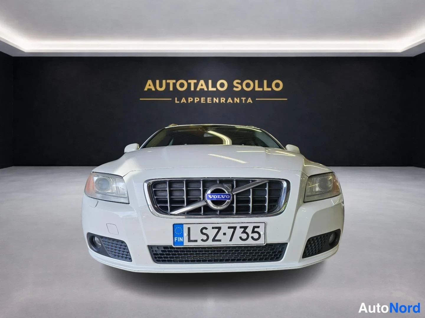 Valkoinen Volvo V70 2013, edestä, kuva 3