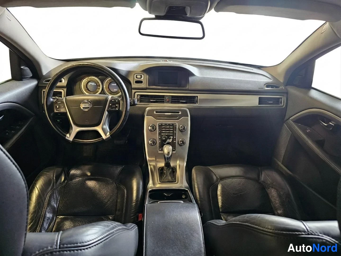 Valkoinen Volvo V70 2013, ohjaamo, kuva 7