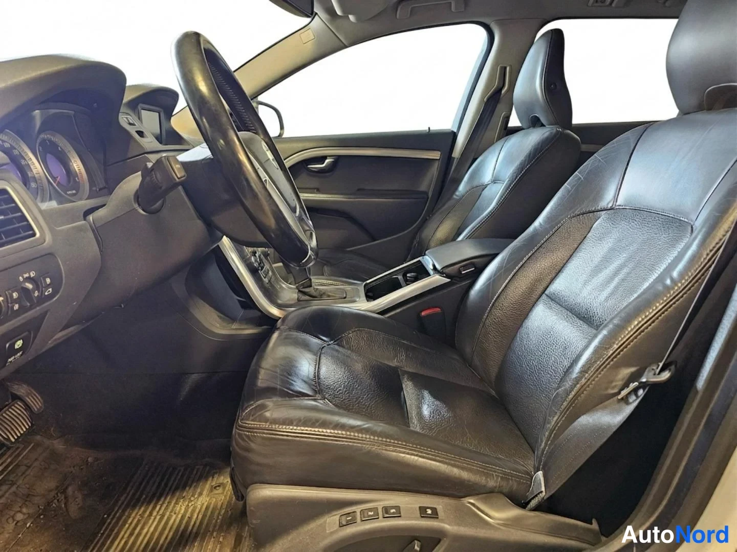 Valkoinen Volvo V70 2013, etuistuimet, kuva 9
