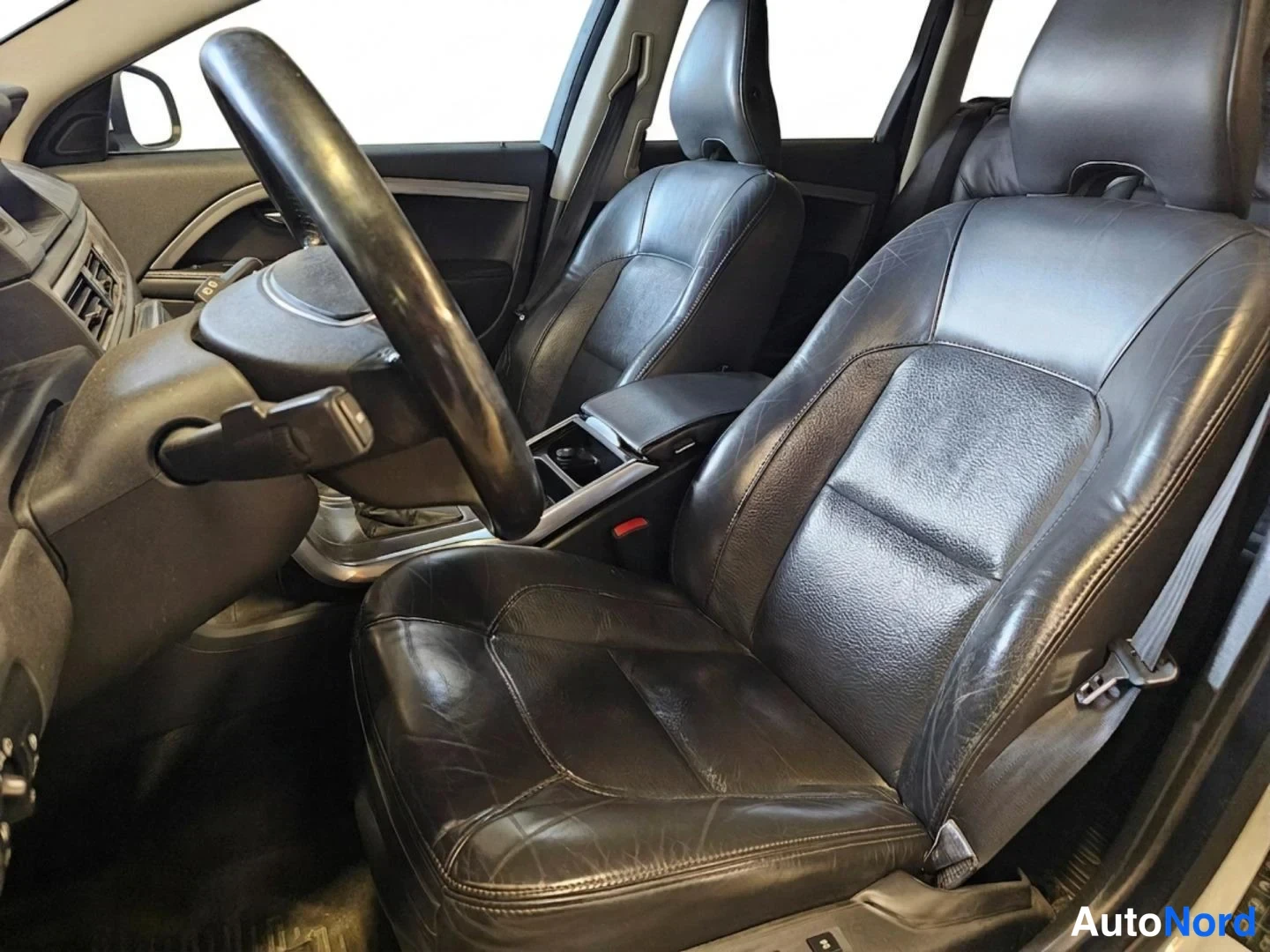 Valkoinen Volvo V70 2013, etuistuimet, kuva 10