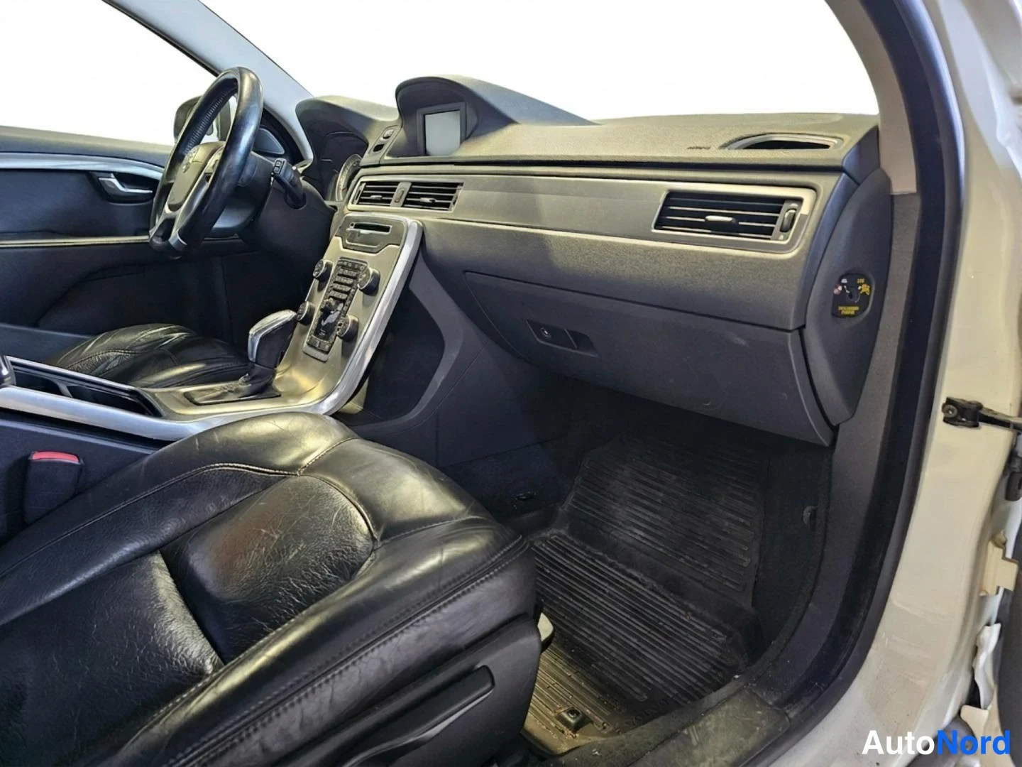 Valkoinen Volvo V70 2013, ohjaamo, kuva 8