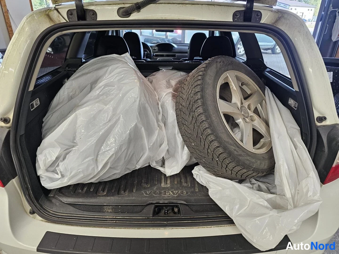Valkoinen Volvo V70 2013, tavaratila, kuva 13