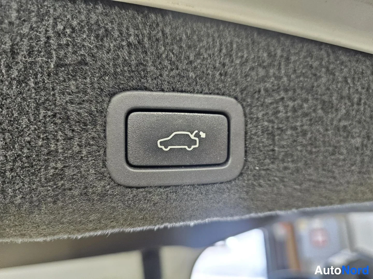 Valkoinen Volvo V70 2013, yksityiskohta, kuva 17
