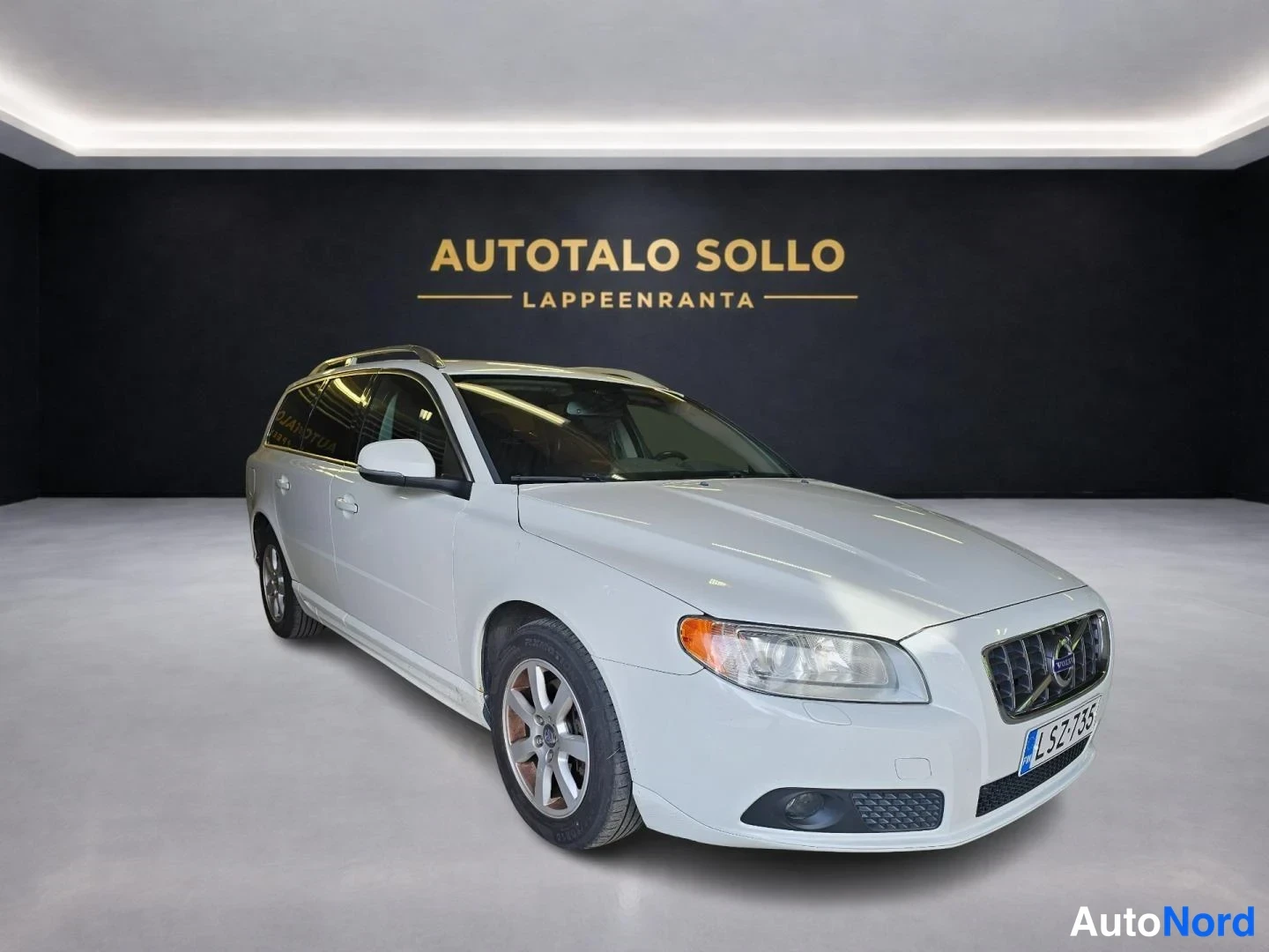 Valkoinen Volvo V70 2013, etuviisto, keula oikealle, kuva 2