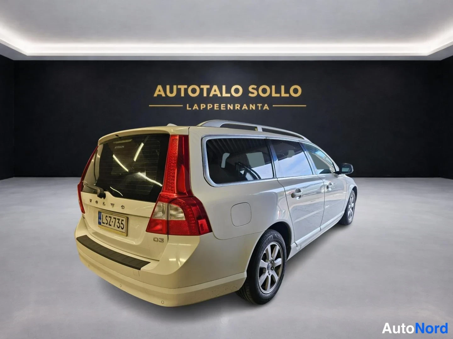 Valkoinen Volvo V70 2013, takaviisto, kuva 4