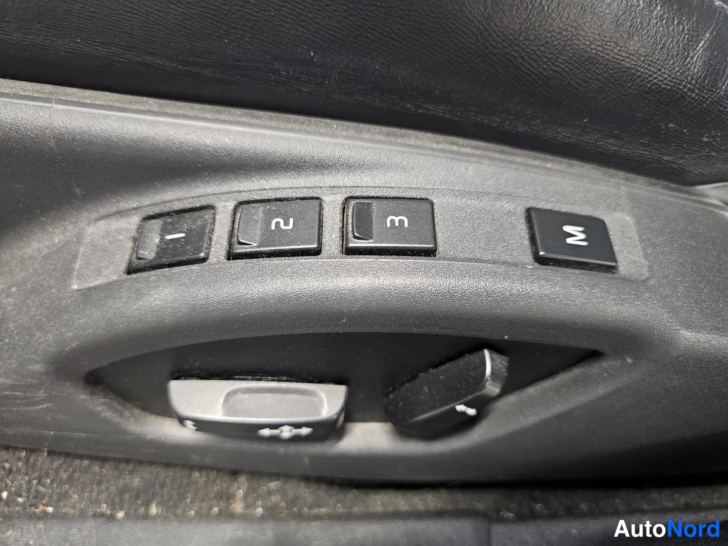 Valkoinen Volvo V70 2013, yksityiskohta, kuva 15