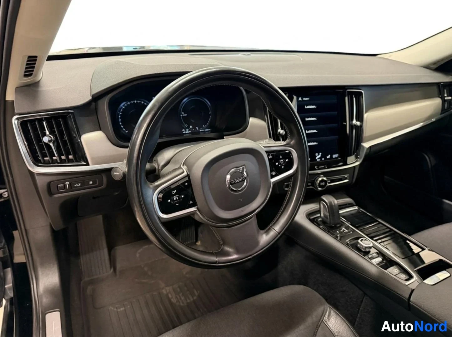 Musta Volvo V90 2020, ohjaamo, kuva 9