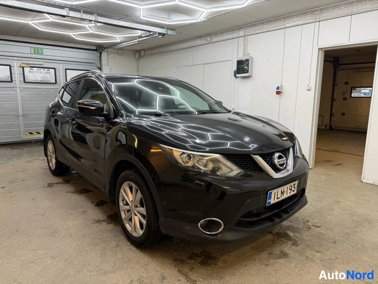 Musta Nissan Qashqai 2014, etuviisto, keula oikealle, kuva 2
