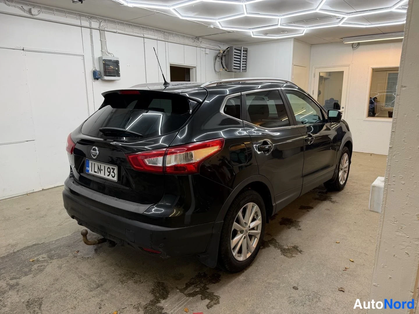 Musta Nissan Qashqai 2014, takaviisto, kuva 3