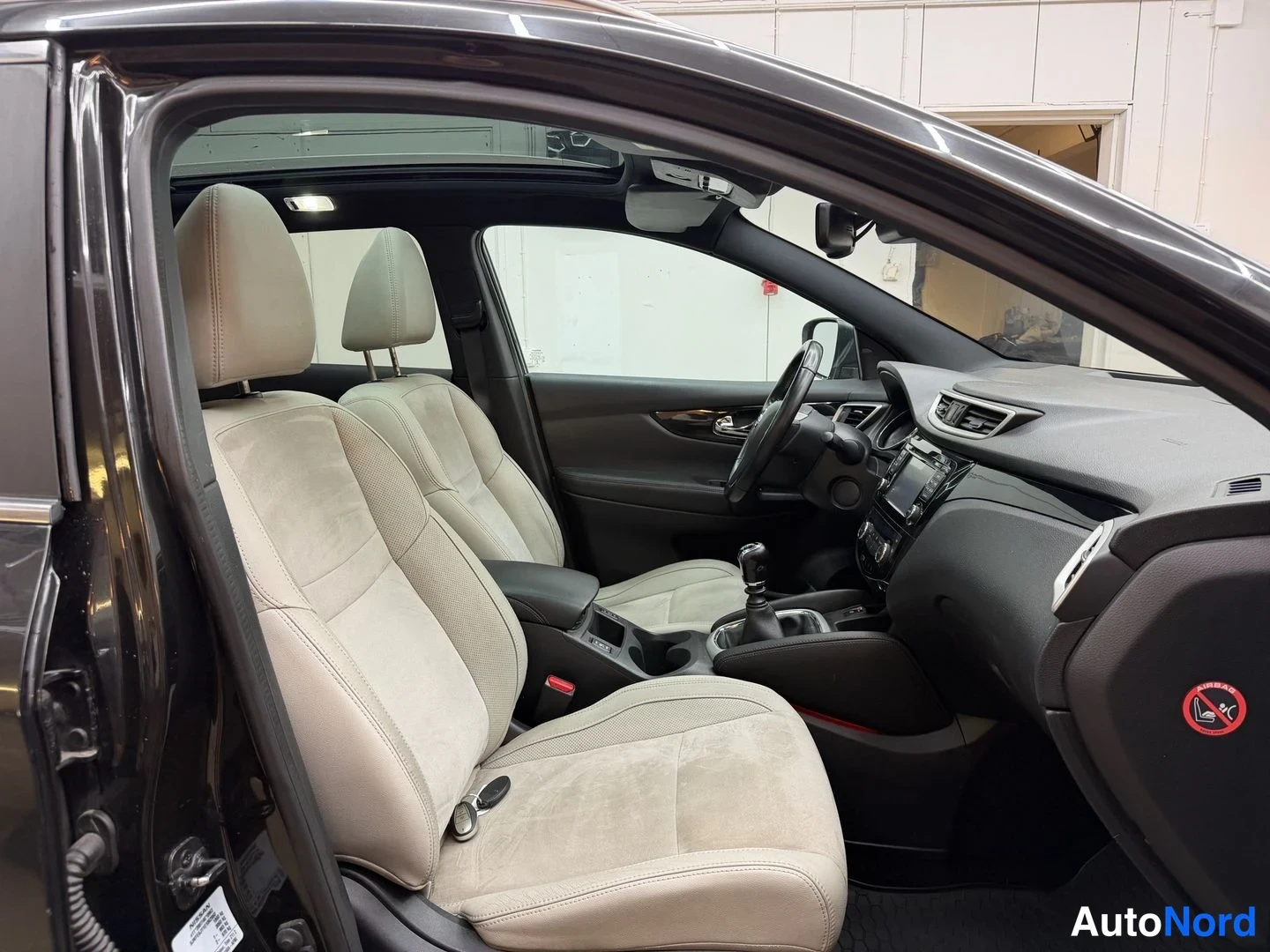 Musta Nissan Qashqai 2014, ohjaamo, kuva 9