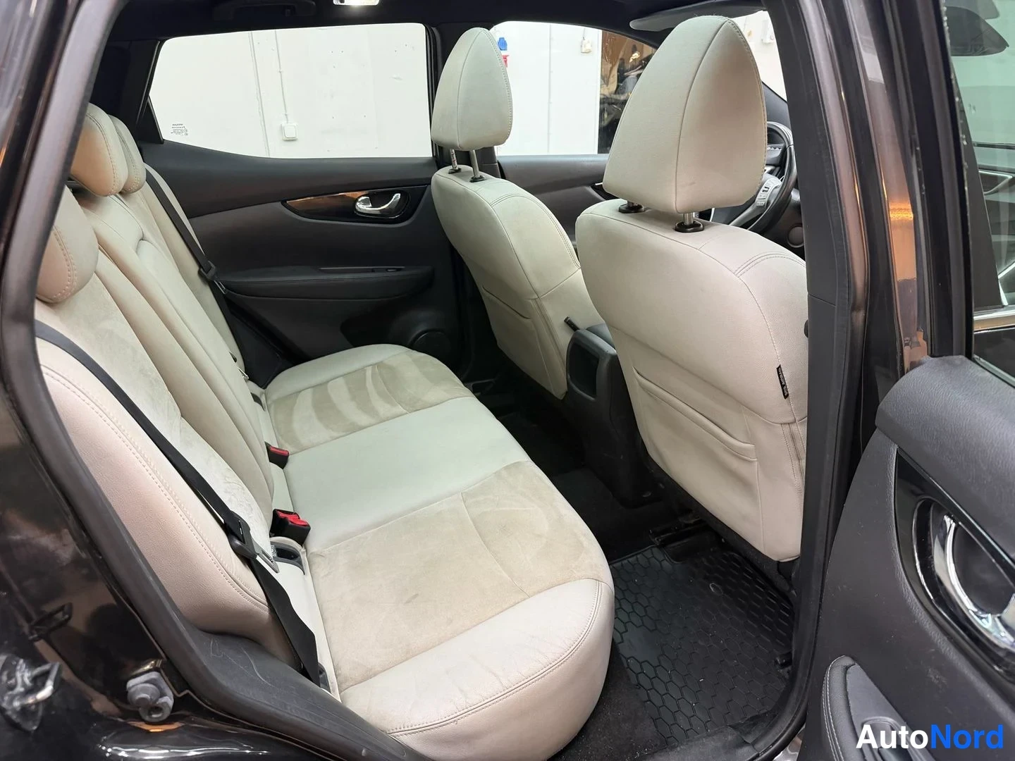 Musta Nissan Qashqai 2014, takaistuimet, kuva 12