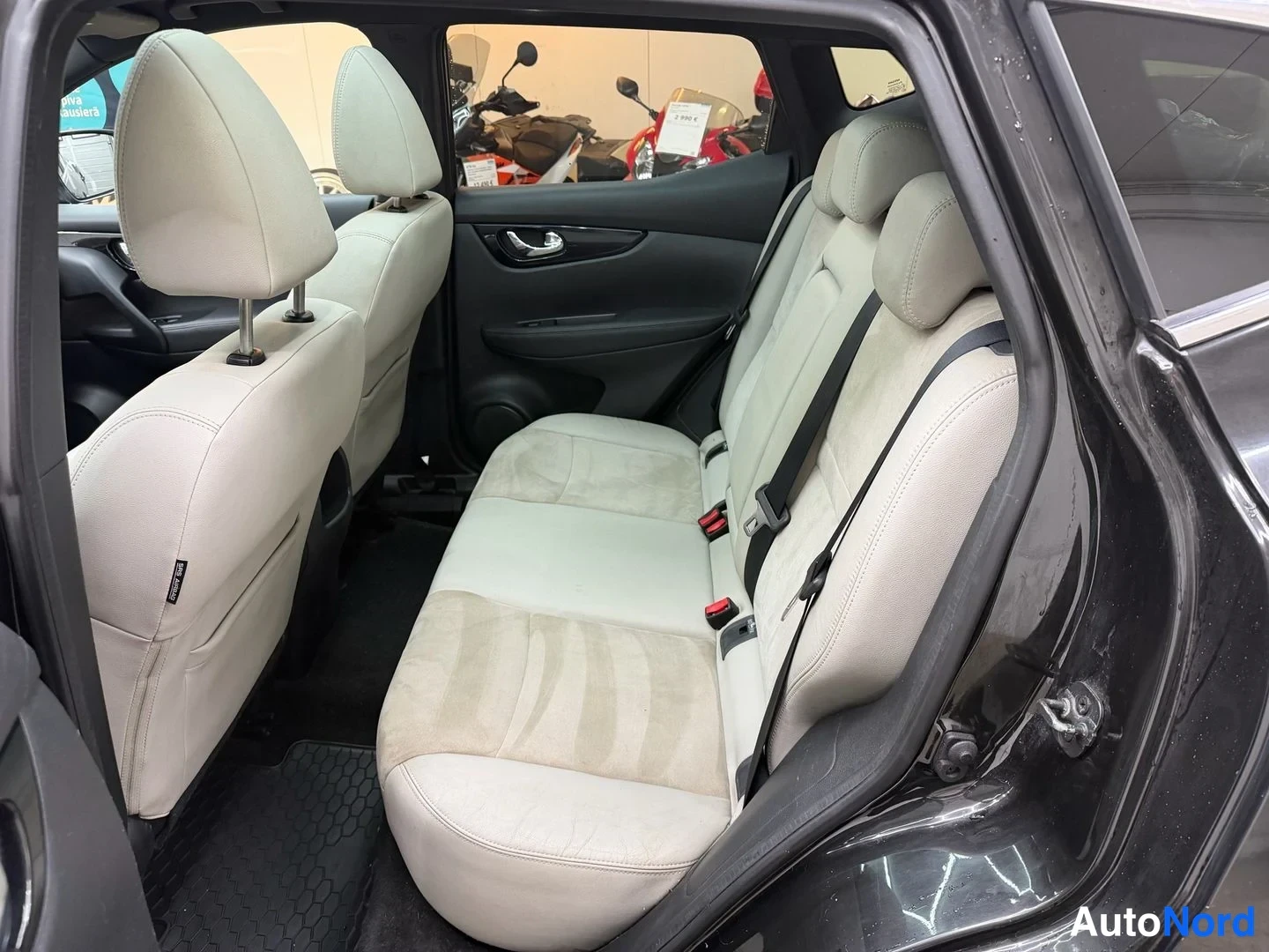 Musta Nissan Qashqai 2014, takaistuimet, kuva 11