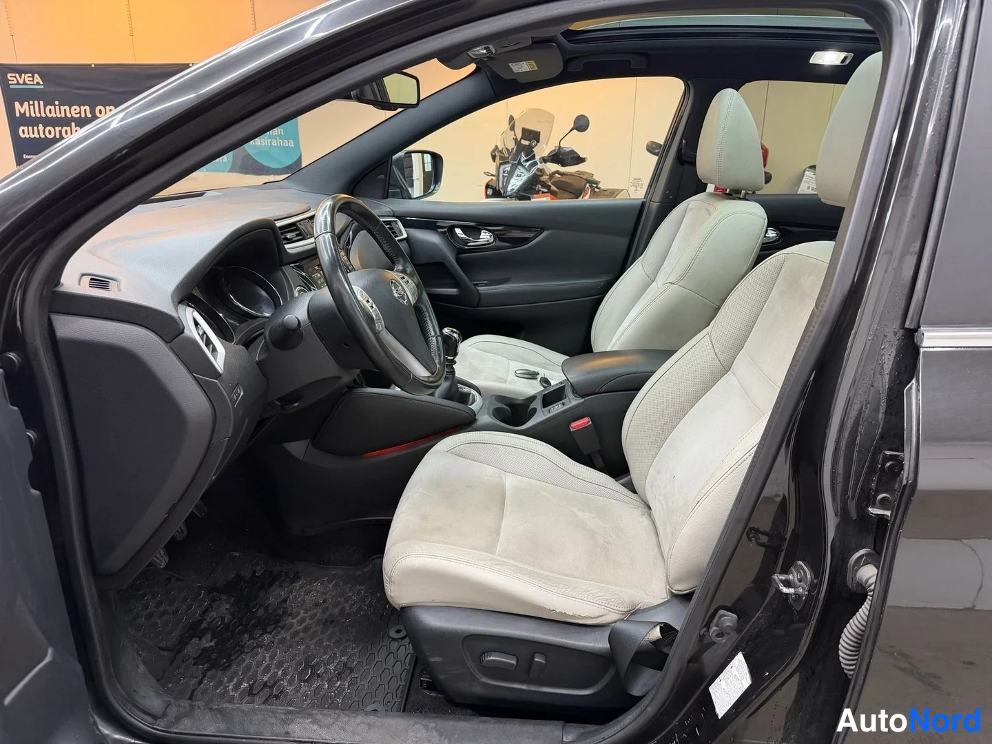 Musta Nissan Qashqai 2014, ohjaamo, kuva 5