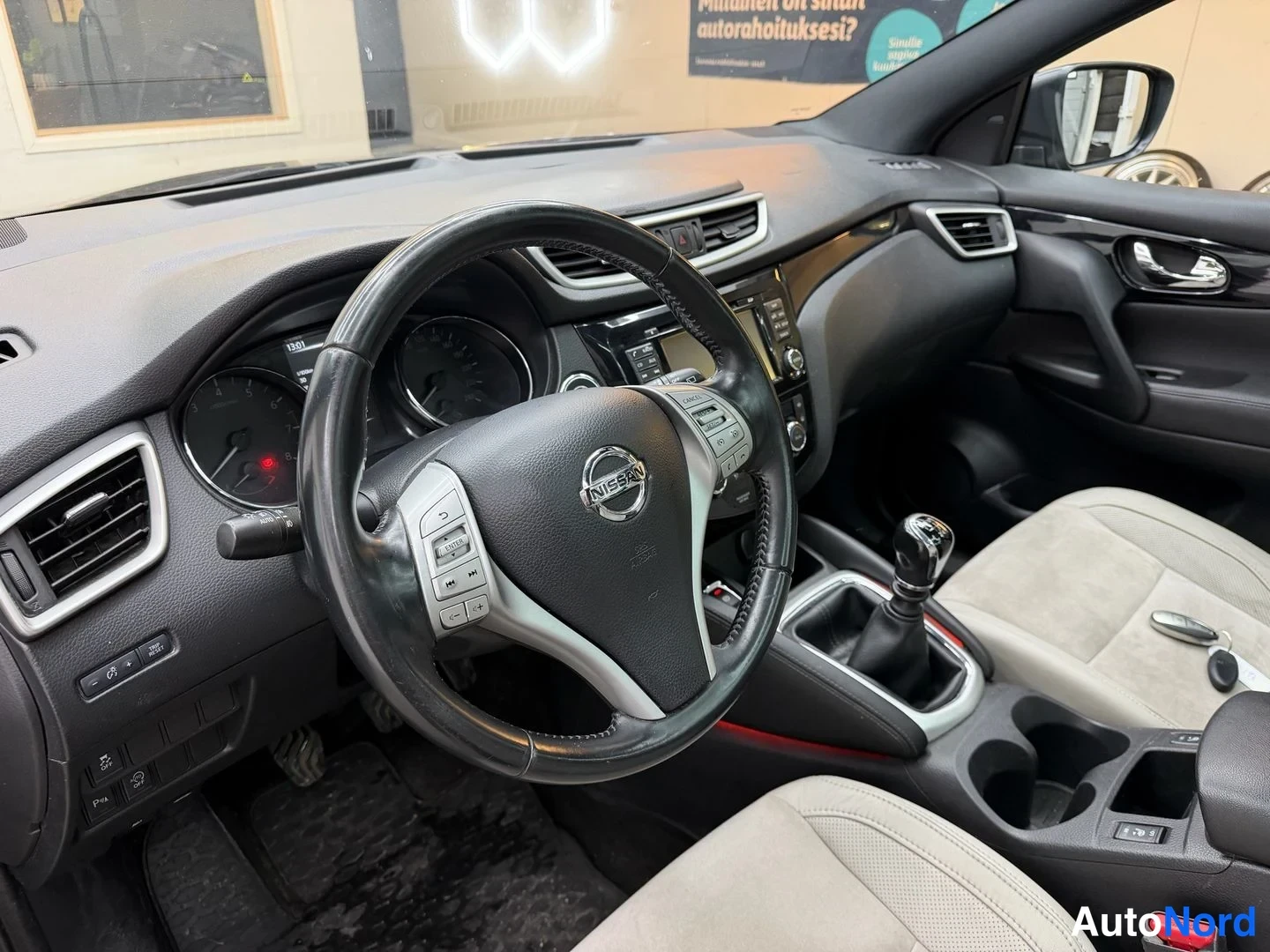 Musta Nissan Qashqai 2014, ohjaamo, kuva 7
