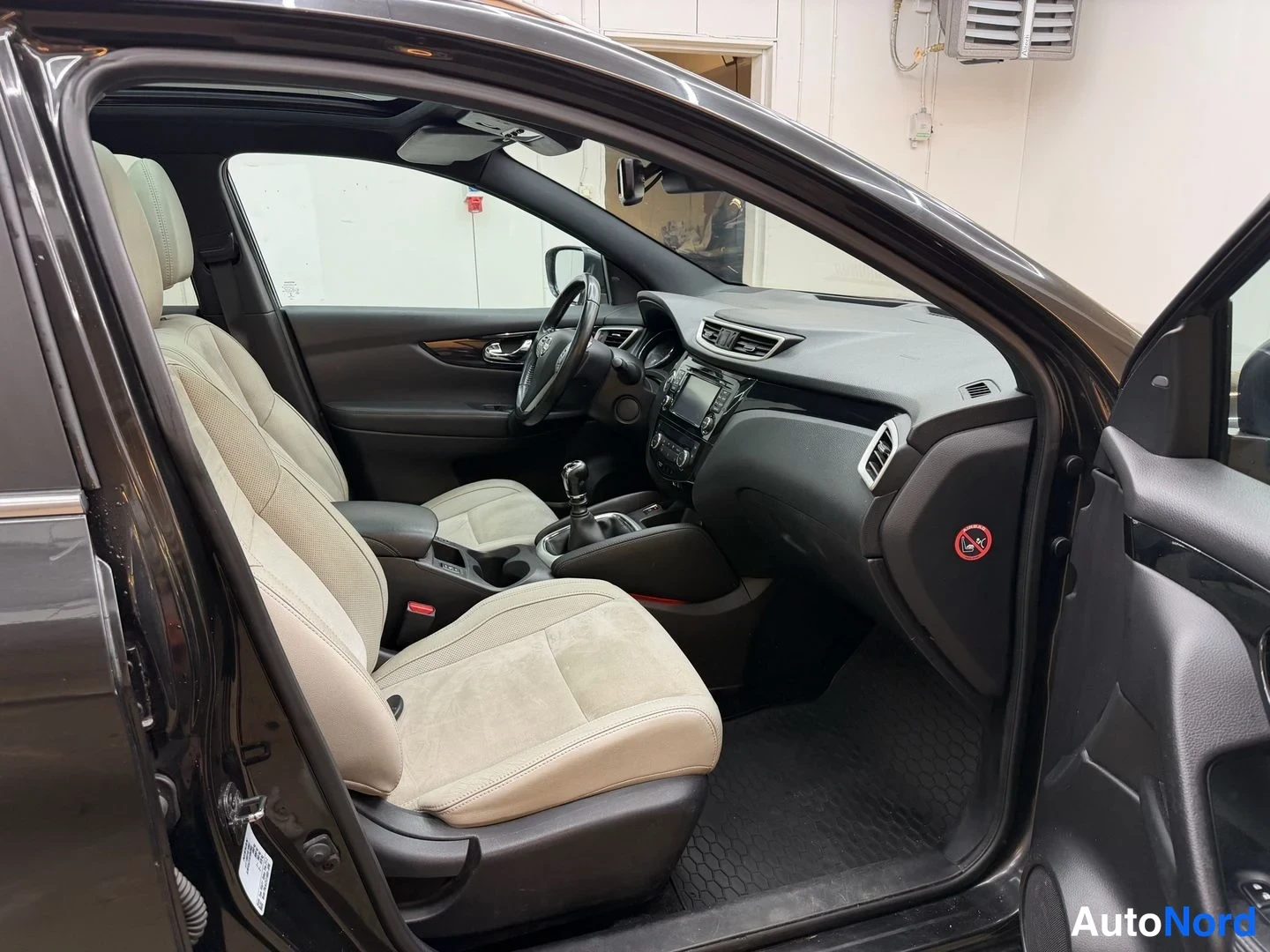 Musta Nissan Qashqai 2014, etuistuimet, kuva 10