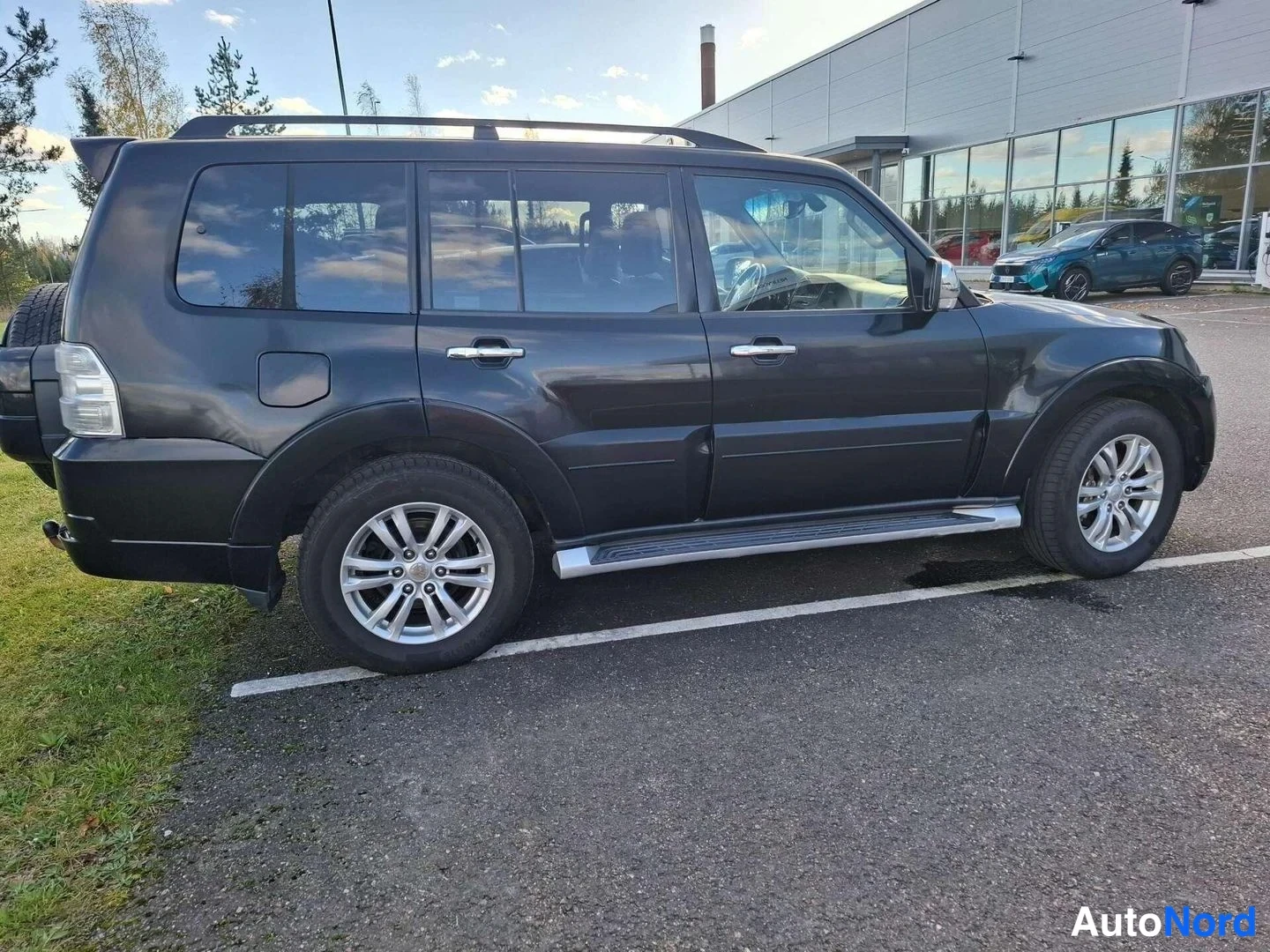 Musta Mitsubishi Pajero 2012, takaviisto, kuva 2