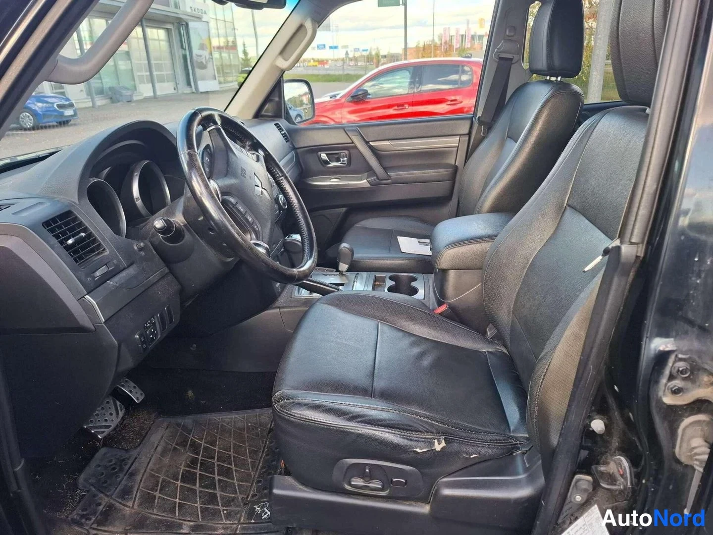 Musta Mitsubishi Pajero 2012, ohjaamo, kuva 3