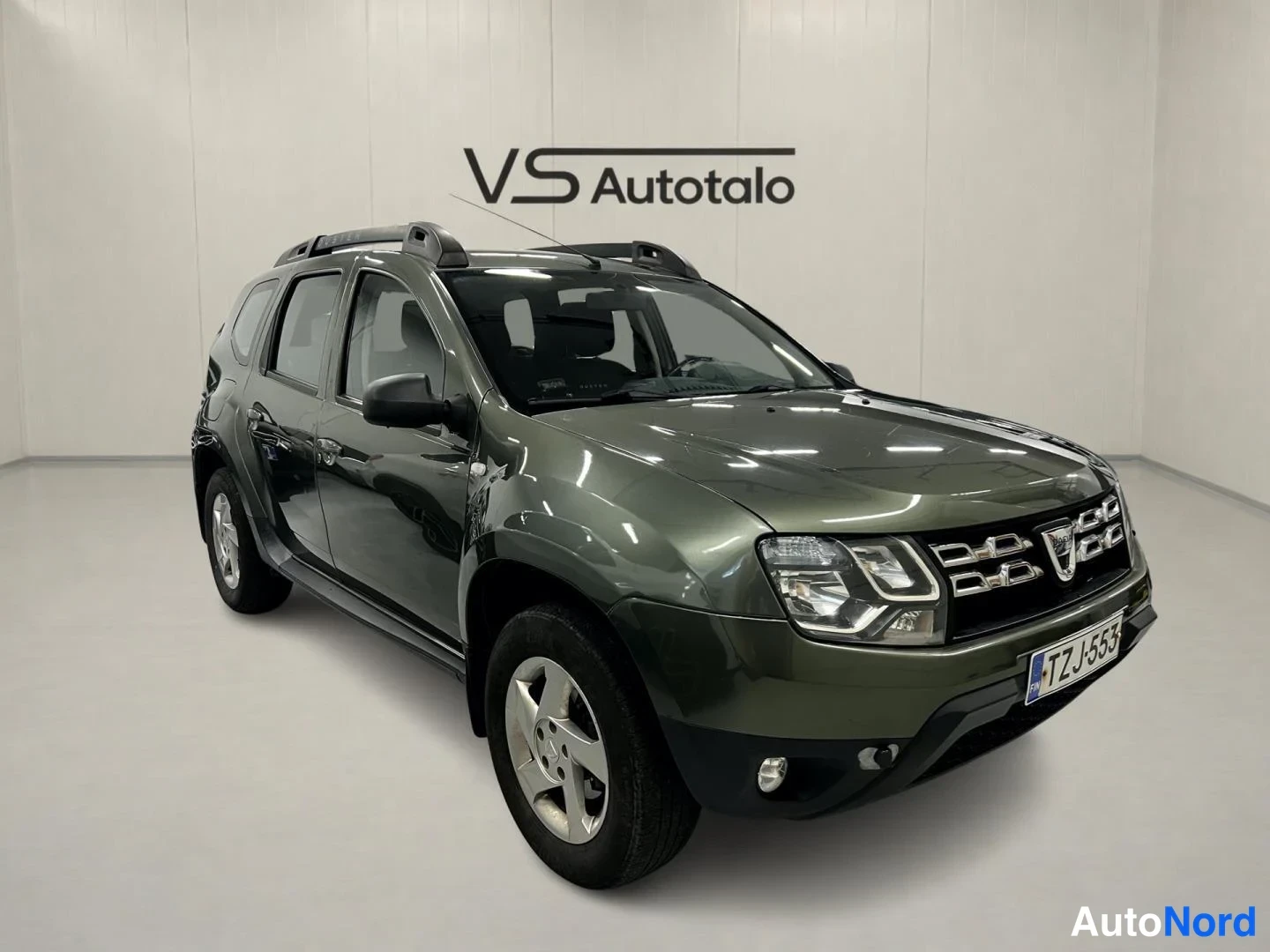 Vihreä Dacia Duster 2014, etuviisto, keula oikealle, kuva 2