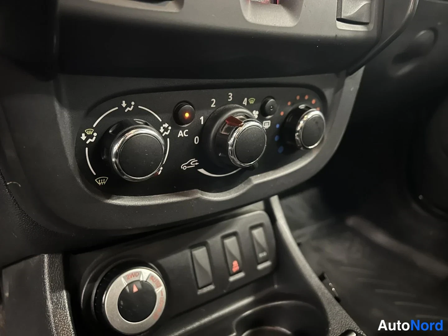 Vihreä Dacia Duster 2014, yksityiskohta, kuva 14