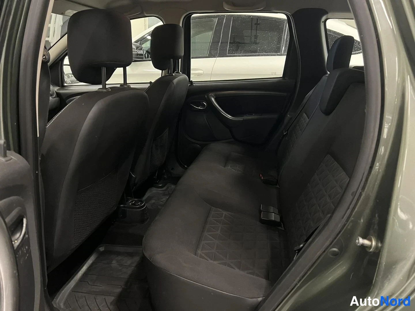 Vihreä Dacia Duster 2014, takaistuimet, kuva 10
