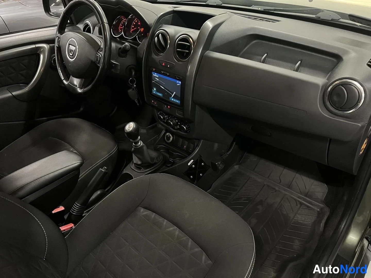 Vihreä Dacia Duster 2014, ohjaamo, kuva 8