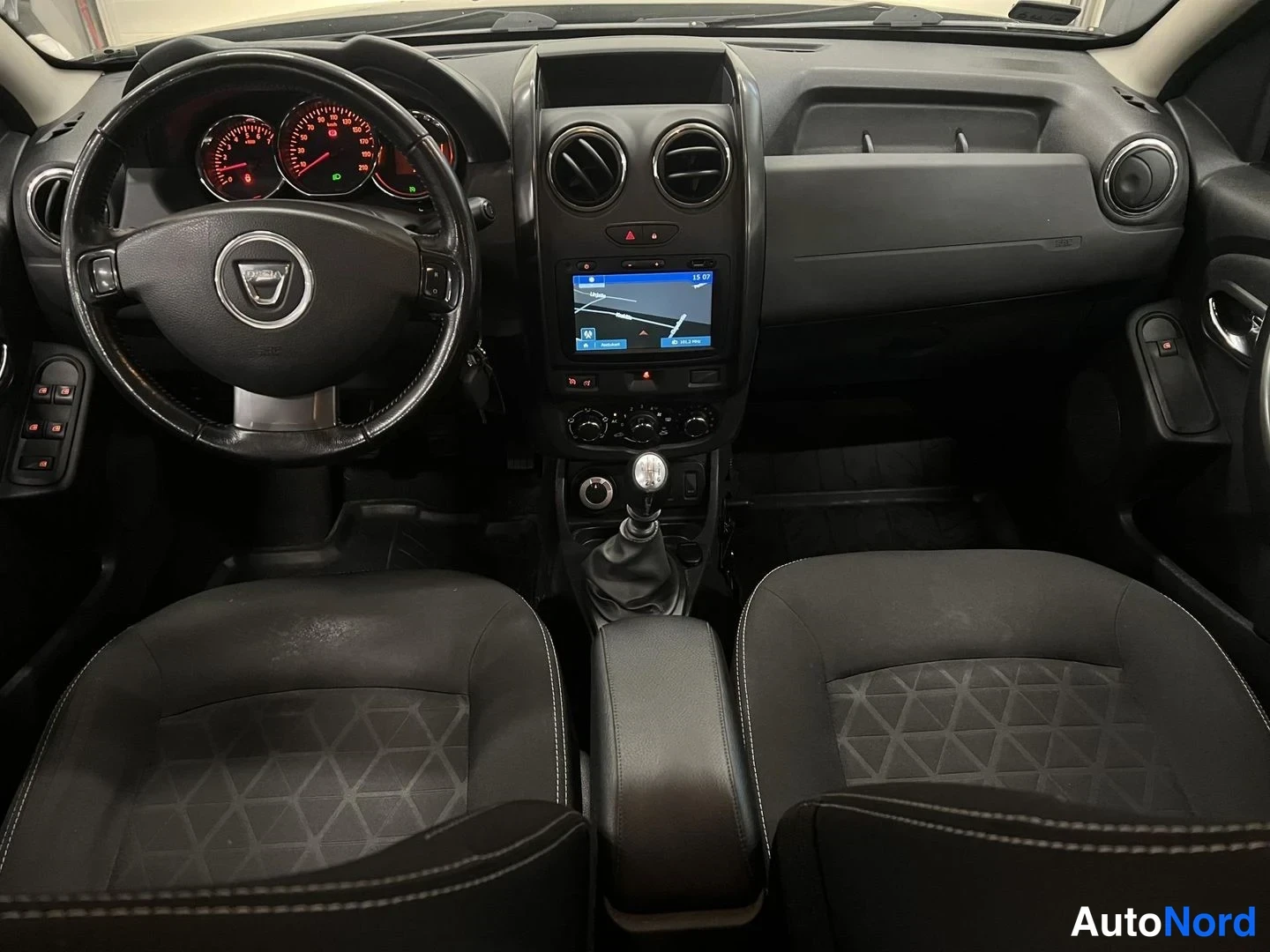 Vihreä Dacia Duster 2014, ohjaamo, kuva 9