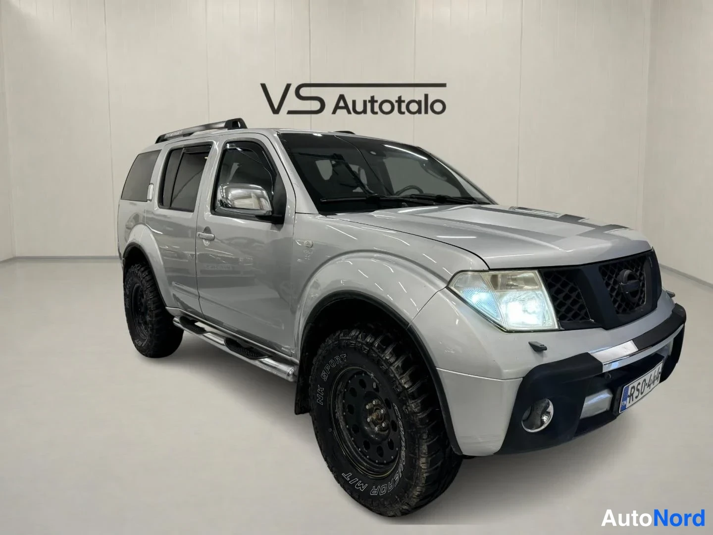 Harmaa Nissan Pathfinder 2007, etuviisto, keula oikealle, kuva 2