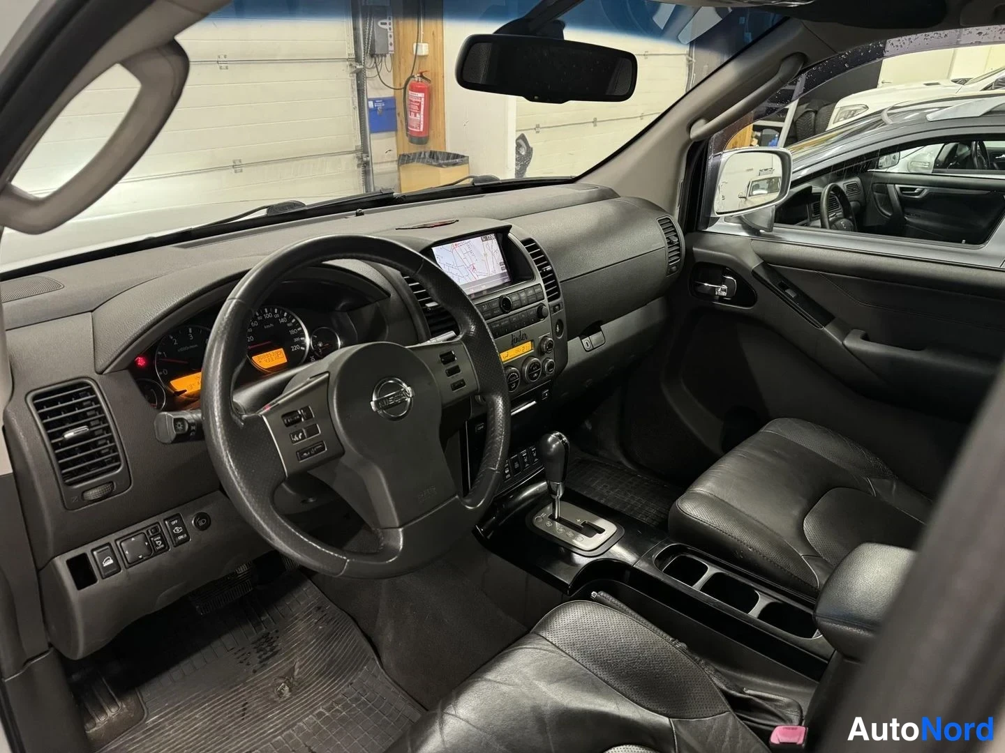Harmaa Nissan Pathfinder 2007, ohjaamo, kuva 8