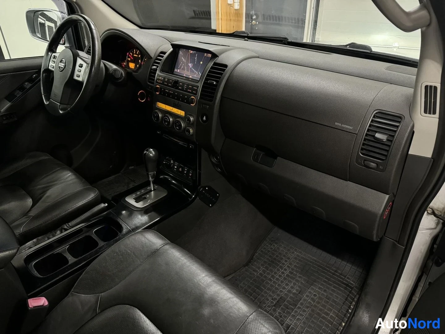 Harmaa Nissan Pathfinder 2007, ohjaamo, kuva 9