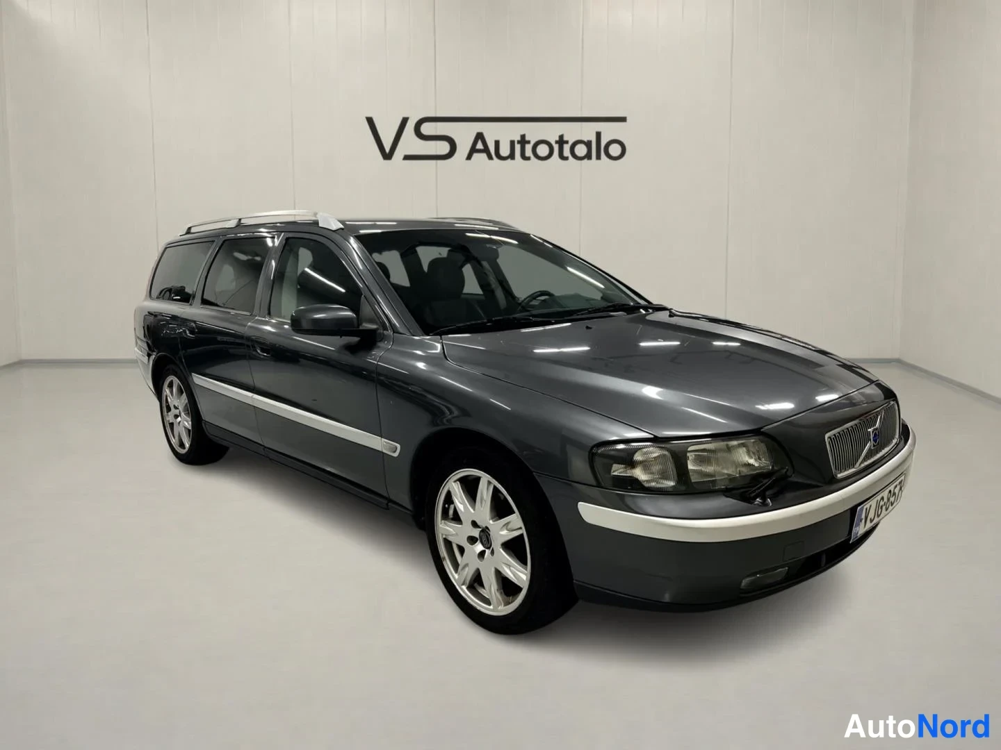 Harmaa Volvo V70 2004, etuviisto, keula oikealle, kuva 2