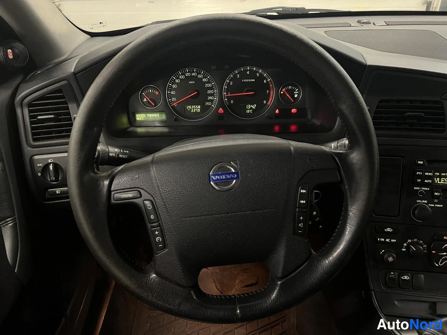 Harmaa Volvo V70 2004, yksityiskohta, kuva 18