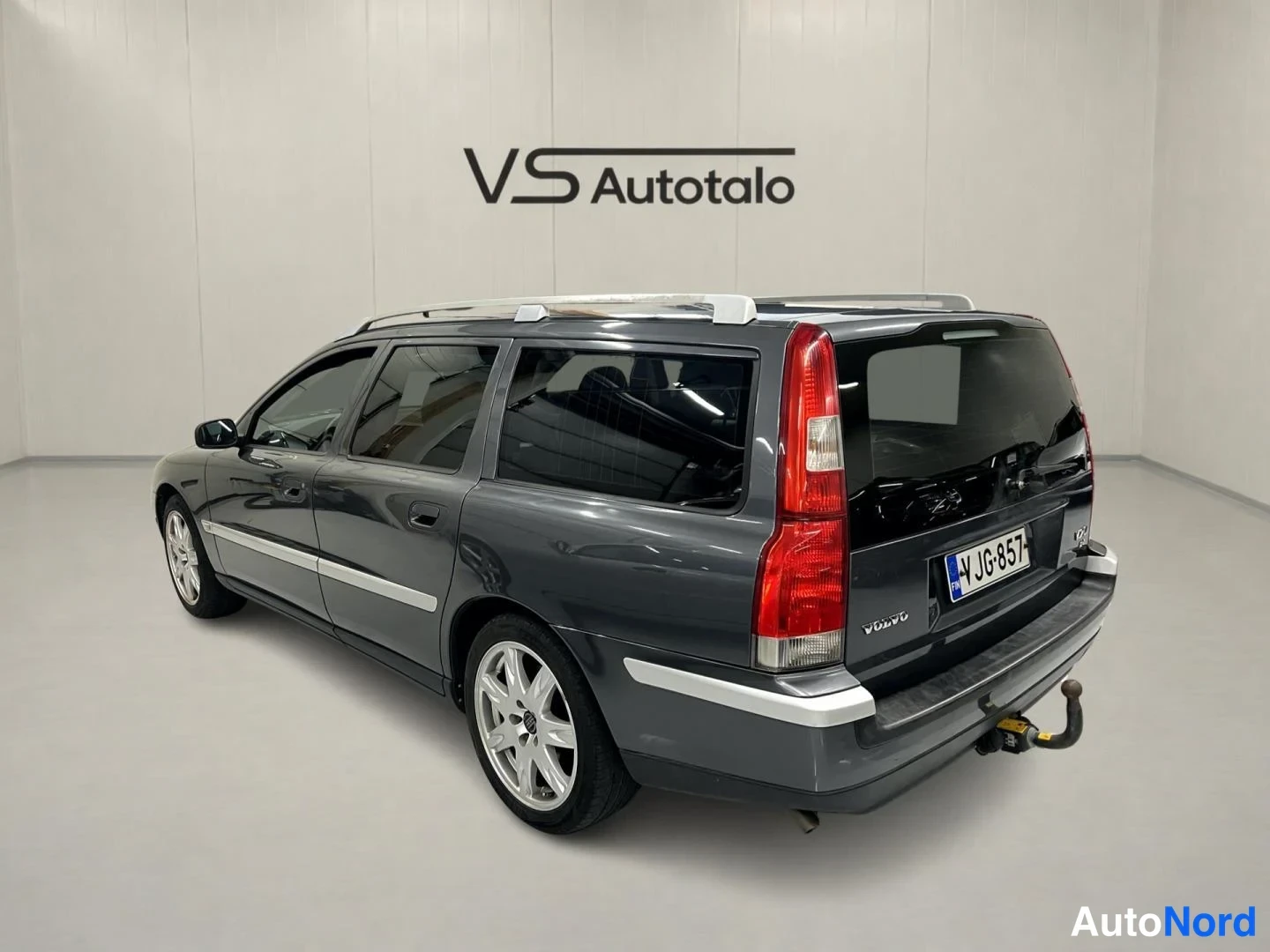 Harmaa Volvo V70 2004, takaviisto, kuva 6