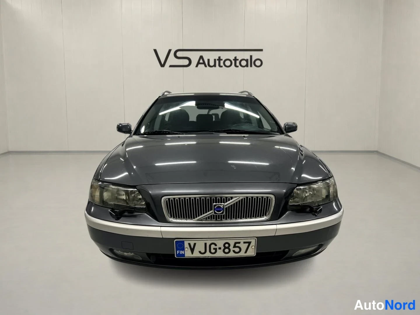 Harmaa Volvo V70 2004, edestä, kuva 3