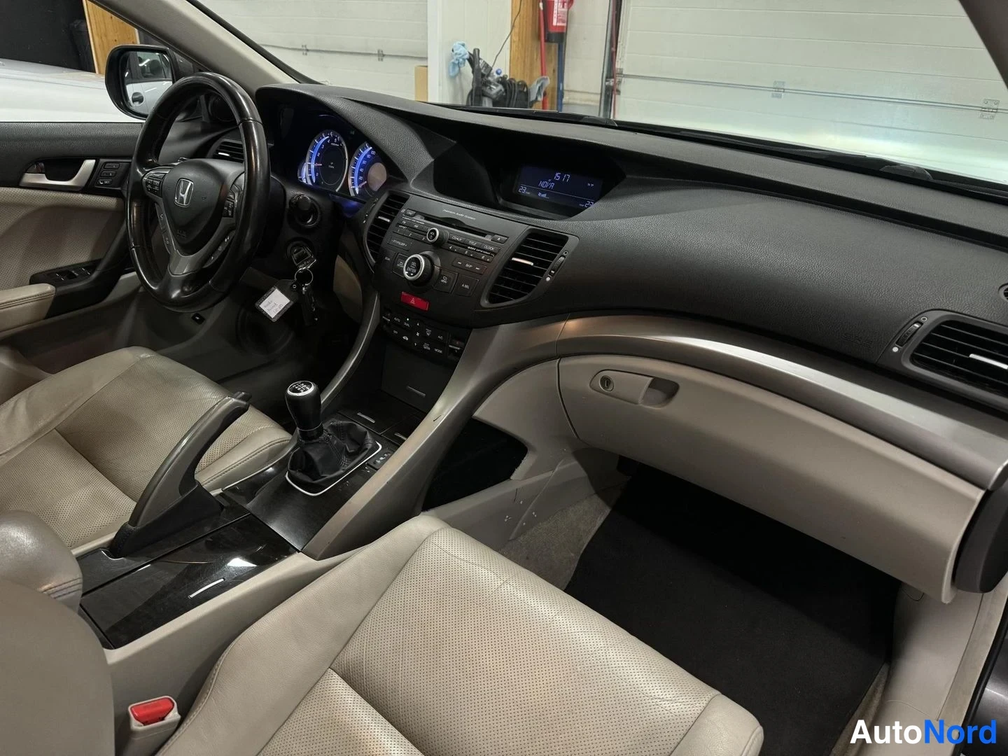 Harmaa Honda Accord Tourer 2011, ohjaamo, kuva 8