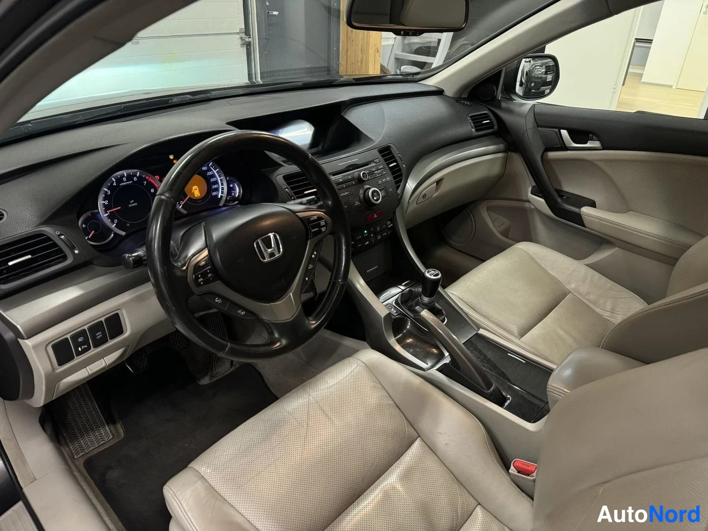 Harmaa Honda Accord Tourer 2011, ohjaamo, kuva 10