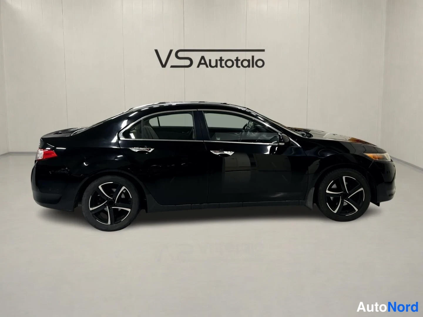 Musta Honda Accord 2008, sivulta, kuva 4