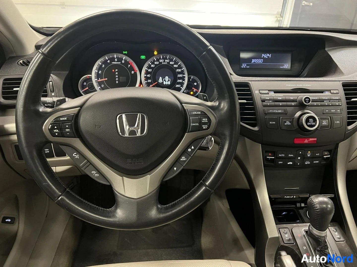 Musta Honda Accord 2008, ohjaamo, kuva 11