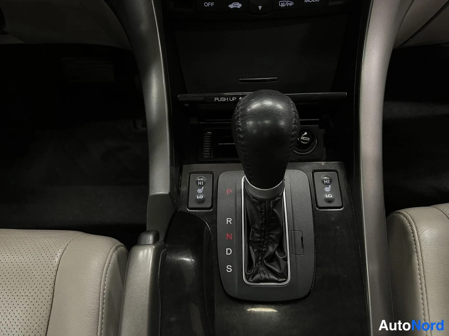 Musta Honda Accord 2008, yksityiskohta, kuva 17